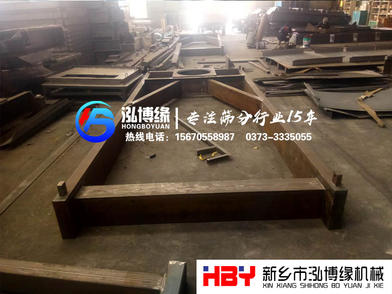 使用平面回轉(zhuǎn)篩時，應在開關機器時對機械再次檢查一下